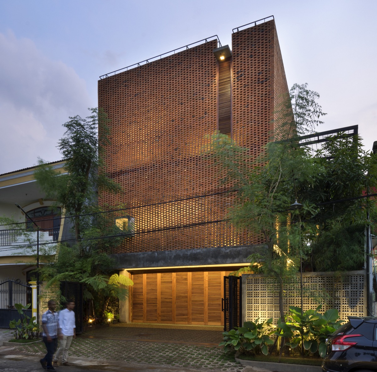 Архитектура из красного кирпича и индонезийская атмосфера Восточной Явы